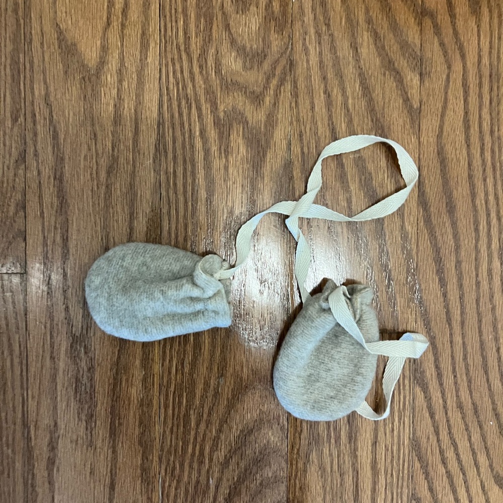 1+ in the family baby mittens 0-6 months